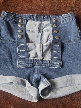 Urban Heritage Size 7 denin button closure Jean Shorts